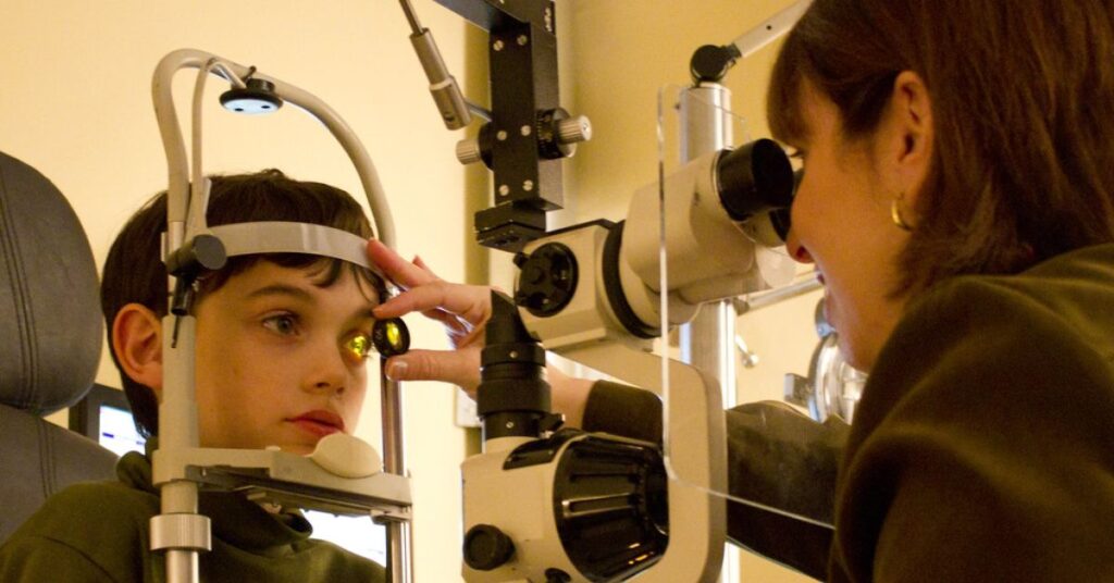 What is the difference between an optometrist and an ophthalmologist
